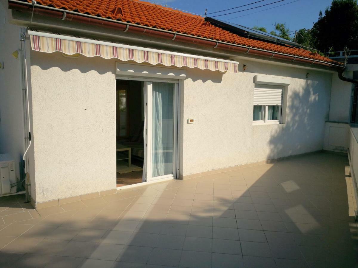 Family Friendly Apartments Island Rab Kampor Exterior photo
